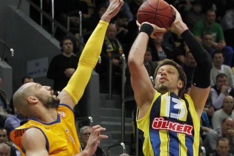 epa03472164 James Augustine  (L) of BC Khimki Moscow Region fight for the ball with David Andersen of Fenerbahce Ulker Istanbul during their Euroleague basketball match in Khimki outside Moscow, Russia, 15 November 2012.  EPA/YURI KOCHETKOV