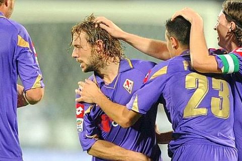 Il centrocampista della Fiorentina Marco Donadel esulta dopo il gol del vantaggio viola oggi 23 ottobre 2010 alllo stadio Artemio Franchi di Firenze.
ANSA  CARLO FERRARO