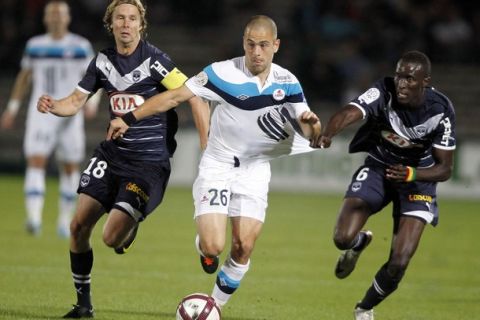 Joe Cole of Lille (C) fights for the ball with Jaroslav Plasil (L) and Ludovic Sane (R) of Girondins Bordeaux during their French Ligue 1 soccer match at the Chaban Delmas Stadium in Bordeaux, southwestern France, September 20, 2011. REUTERS/Regis Duvignau (FRANCE - Tags: SPORT SOCCER)