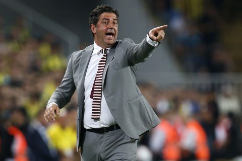 Benfica coach Rui Vitoria gestures during the Champions League third qualifying round, second leg, soccer match between Fenerbahce and Benfica at the Sukru Saracoglu stadium in Istanbul, Tuesday, Aug. 14, 2018. (AP Photo/Lefteris Pitarakis)