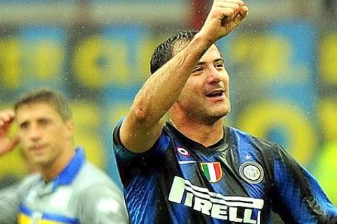 epa02470734 Inter Milan's midfielder Derjan Stankovic (R) celebrates after scoring while Parma's forward Hernan Crespo looks disappointed during the Serie A soccer match between Inter Milan and Parma at the San Siro stadium in Milan, Italy, 28 November 2010.  EPA/DANIEL DAL ZENNARO