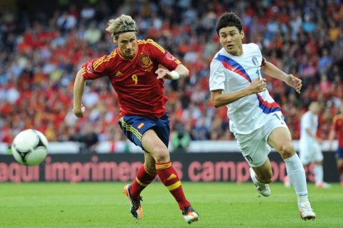 BERN, SWITZERLAND - MAY 30:  Fernando Torres (L) of Spain runs for the ball with Jung Soo Lee of Korea Republic during the international friendly match between Spain and Korea Republic on May 30, 2012 in Bern, Switzerland.  (Photo by Jasper Juinen/Getty Images)