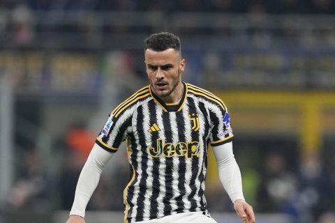 Juventus' Filip Kostic kicks the ball during the Serie A soccer match between Inter Milan and Juventus at the San Siro Stadium, in Milan, Italy, Sunday, Feb. 4, 2024. (AP Photo/Antonio Calanni)