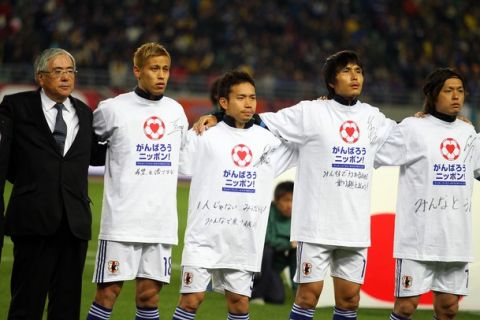 OSAKA, JAPAN - MARCH 29: (L-R) Junji Ogura JFA President with Keisuke Honda, Yuto Nagatomo, Ryoichi Maeda and Yasuhito Endo wearing a shirt to show their support to the earthquake victims prior to a charity match for those affected by the earthquake and tsunami at Nagai Stadium on march 29, 2011 in Osaka, Japan. (Photo by Koji Watanabe/Getty Images)