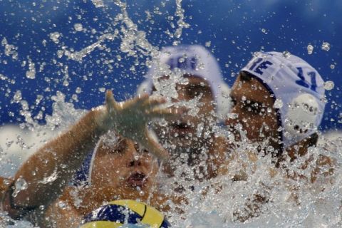 Antonios Vlontakis (R) of Greece and Gabor Kis of Hungary fight for the ball during their men's preliminary round group A water polo match at the Beijing 2008 Olympic Games August 12, 2008.     REUTERS/Laszlo Balogh (CHINA) 