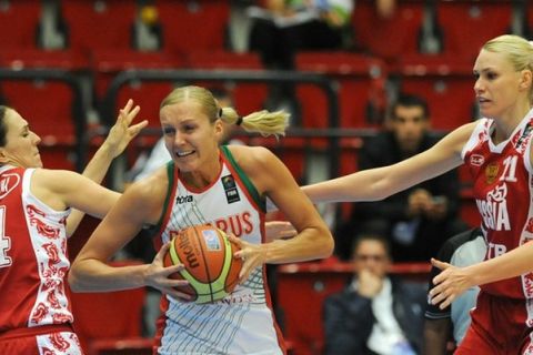 Svetlena Abrosimova (L) and Maria Stepanova (R), both of Russia try to block Yelena Leuchenka of Belarus (c) during the quarter final of World Championship women basketball match Belarus vs Russia on October 1, 2010 in Karlovy Vary. PHOTO AFP/MICHAL CIZEK (Photo credit should read MICHAL CIZEK/AFP/Getty Images)