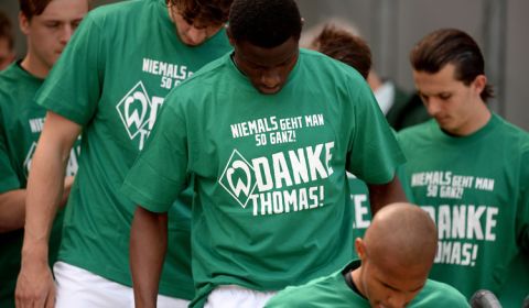 NUREMBERG, GERMANY - MAY 18: The players of Werder Bremen enter the pitch wearing shirts in rememberence of their former head coach Thomas Schaaf, during the Bundesliga match between 1. FC Nuernberg and SV Werder Bremen at Grundig Stadium on May 18, 2013 in Nuremberg, Germany.  (Photo by Micha Will/Bongarts/Getty Images)