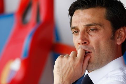 CATANIA, ITALY - MAY 15:  Vincenzo Montella head coach of Roma looks on during the Serie A match between Catania Calcio and AS Roma at Stadio Angelo Massimino on May 15, 2011 in Catania, Italy.  (Photo by Maurizio Lagana/Getty Images)