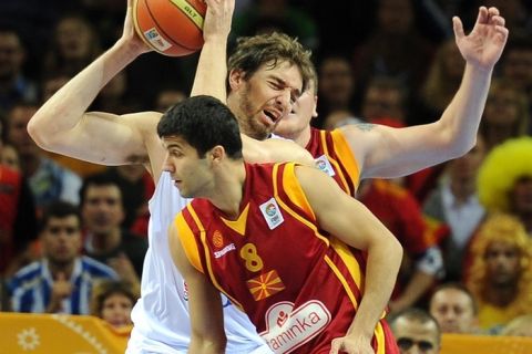 Spain's Pau Gasol  (R) and Macedonia's Vojdan Stojanovski fight for a ball during the semifinal match between Spain and Macedonia during the EuroBasket2011 in Kaunas on September 16, 2011. AFP PHOTO/JOE KLAMAR (Photo credit should read JOE KLAMAR/AFP/Getty Images)