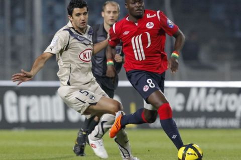 Lille's Moussa Sow (R) challenges Fernando Menegazzo of Girondins Bordeaux during their French Ligue 1 soccer match at the Lille Metropole stadium in Villeneuve d'Ascq April 16, 2011.  REUTERS/Pascal Rossignol  (FRANCE - Tags: SPORT SOCCER)