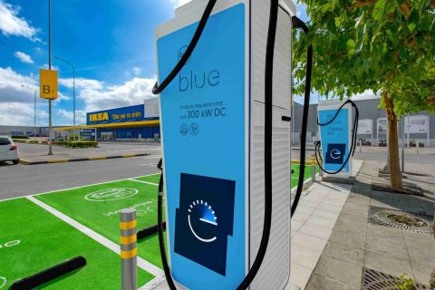 Νέο ΔΕΗ blue hub με δύο ταχυφορτιστές 300kW στο Εμπορικό Πάρκο της Trade Estates που στεγάζει το ΙΚΕΑ στη Λάρισα