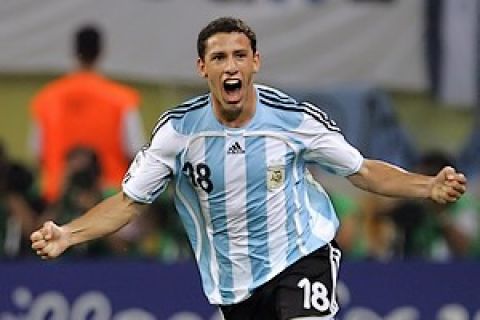 Leipzig, GERMANY:  Argentinian midfielder Maxi Rodriguez celebrates after scoring a goal during the extra time of the World Cup 2006 round of 16 football game Argentina vs. Mexico, 24 June 2006 at Leipzig stadium.  AFP PHOTO / DANIEL GARCIA  (Photo credit should read DANIEL GARCIA/AFP/Getty Images)