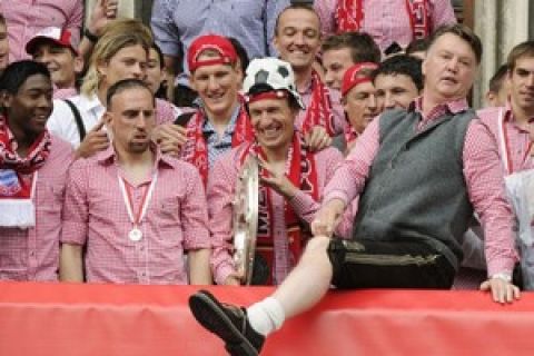 Bayern Munich's Dutch head coach Louis van Gaal (R) shows his leg to supporters of Bayern Munich celebrating their team's Bundesliga success at the Marienplatz in the southern German city of Munich on May 9, 2010. Bayern Munich won the Bundesliga  title for the 22nd time.  AFP PHOTO DDP / JOERG KOCH GERMANY OUT