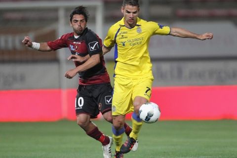 REGGIO CALABRIA, ITALY - MAY 01:  Alessio Viola (L) of Reggina competes for the ball with Panagiotis Tachtsidis of Hellas Verona during the Serie B match between Reggina Calcio and Hellas Verona at Stadio Oreste Granillo on May 1, 2012 in Reggio Calabria, Italy.  (Photo by Maurizio Lagana/Getty Images)