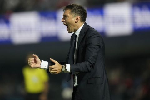 Uruguay's coach Diego Alonso, gives directions to his players during a qualifying soccer match against Paraguay for the FIFA World Cup Qatar 2022 at General Pablo Rojas stadium in Asuncion, Paraguay, Thursday, Jan. 27, 2022. (AP Photo/Jorge Saenz)