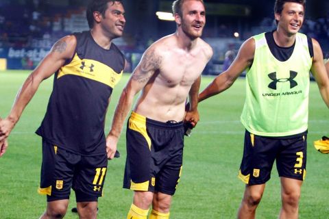 GEPA-26081064019 - WIEN,AUSTRIA,26.AUG.10 - FUSSBALL - UEFA Europa League, Play-Off, FK Austria Wien vs Aris Thessaloniki. Bild zeigt den Jubel von Carlos Ruiz, Danijel Cesarec und Oriol (Aris). Foto: GEPA pictures/ Christian Ort