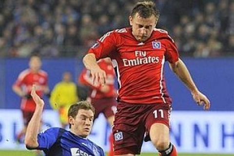 Hamburg's Ivica Olic, right, and Ajax's Jan Vertonghen challenge for the ball during the UEFA Cup group F soccer match between Hamburger SV and Ajax Amsterdam in Hamburg, Germany, Thursday Nov 27, 2008. (AP Photo/Fabian Bimmer  