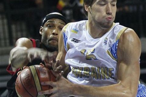 Ukraine's Viacheslav Kravtsov, right, challenges for the ball with Belgium's Marcus Falson, during their EuroBasket European Basketball Championship Group D match in Klaipeda, Lithuania, Monday Sept. 5, 2011. (AP Photo/Darko Vojinovic)