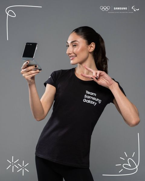 Η Ευαγγελία Πλατανιώτη με το smartphone Galaxy Z Flip5
