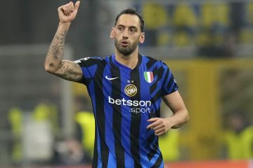 Inter Milan's Hakan Calhanoglu celebrates after scoring his side's opening goal during a Champions League opening phase soccer match between Inter Milan and Arsenal at the San Siro stadium in Milan, Italy, Wednesday, Nov. 6, 2024. (AP Photo/Luca Bruno)