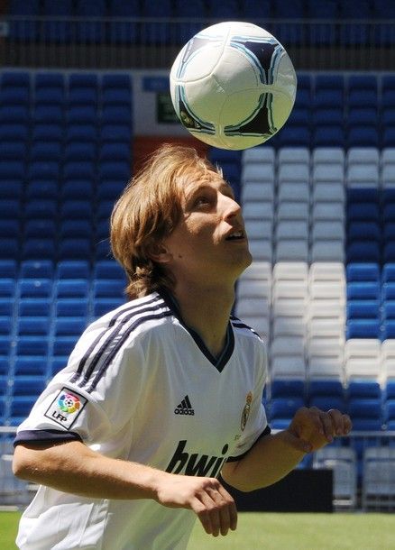 Real Madrid's new Croatian football midfielder Luka Modric controls a ball on August 27, 2012 during his official presentation at the Bernabeu stadium in Madrid. AFP PHOTO / DOMINIQUE FAGET        (Photo credit should read DOMINIQUE FAGET/AFP/GettyImages)