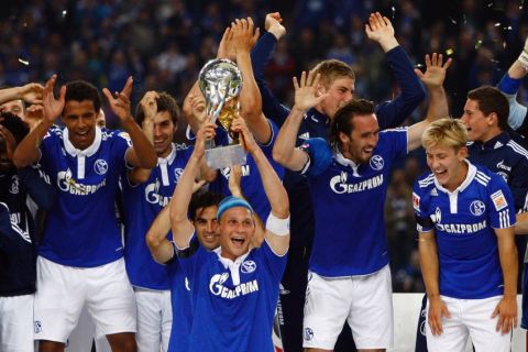 Schalke 04 players celebrate after their German supercup soccer match against Borussia Dortmund in Gelsenkirchen July 23, 2011. REUTERS/Thomas Bohlen (GERMANY - Tags: SPORT SOCCER) ONLINE CLIENTS MAY USE UP TO SIX IMAGES DURING EACH MATCH WITHOUT THE AUTHORITY OF THE DFL. NO MOBILE USE DURING THE MATCH AND FOR A FURTHER TWO HOURS AFTERWARDS IS PERMITTED WITHOUT THE AUTHORITY OF THE DFL. FOR MORE INFORMATION CONTACT DFL DIRECTLY