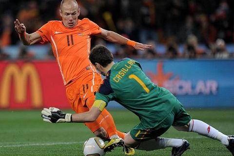 Bildnummer: 06161069  Datum: 11.07.2010  Copyright: imago/Ulmer/Teamfoto
FUSSBALL WM 2010 FINALE 11.07.2010 Holland - Spanien Arjen ROBBEN (li, Holland) scheitert an Torwart Iker CASILLAS (Spanien) PUBLICATIONxNOTxINxSUIxAUTxNEDxITA ; Fussball Herren WM Nationalteam Länderspiel Finale Johannesburg Aktion vdig xng 2010 quer  FINALE FINAL SPORTS FUSSBALL WM2010 WM 2010 WELTMEISTERSCHAFT 2010 WELTMEISTERSCHAFT WM  LÄNDERSPIEL NATIONALTRIKOT TRIKOT ZWEIKAMPF SPIELSZENE AKTION ACTION DUELL TORCHANCE CHANCE

Image number 06161069 date 11 07 2010 Copyright imago Ulmer Team photo Football World Cup 2010 Final 11 07 2010 Holland Spain Arjen seals left Holland fails to Goalkeeper Iker Casillas Spain PUBLICATIONxNOTxINxSUIxAUTxNEDxITA Football men World Cup National team international match Final Johannesburg Action shot Vdig  2010 horizontal Final Final Sports Football WM2010 World Cup 2010 World Cup 2010 World Cup World Cup international match National jersey Jersey duel Game scene Action shot Action Duel Torchance Chance 