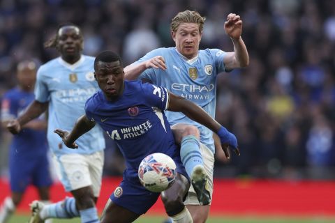 Manchester City's Kevin De Bruyne, right, is challenged by Chelsea's Moises Caicedo during the English FA Cup semifinal soccer match between Manchester City and Chelsea at Wembley stadium in London, Saturday, April 20, 2024. (AP Photo/Ian Walton)