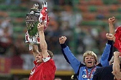 Stefan Effenberg løfter troféet mens Oliver Kahn jubler i bakgrunnen. Bayern München vant Mesterliga-finalen etter straffesparkkonkurranse.
FOTO: REUTERS