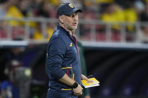 Romania's coach Edward Iordanescu gestures during an international friendly soccer match between Romania and Bulgaria at the Steaua stadium in Bucharest, Romania, Tuesday, June 4, 2024.(AP Photo/Andreea Alexandru)