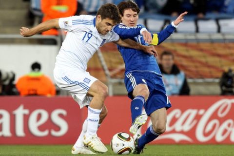 Fussball, FIFA World Cup 2010, FIFA Weltmeisterschaften 2010, Vorrunde, Gruppe B, Griechenland- Argentinien ,22.06.2010, Peter Mokaba Stadion Polokwane,. Sokratis Papastathopoulos, Lionel Messi, ..Fotocopyright Gladys Chai von der Laage .