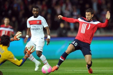 Lille's Belgian midfielder Eden Hazard (R)  vies with PSG's italian goalkeeper Salvatore Sirigu (L) during the French L1 football match Lille vs PSG, on April 29, 2012 at Lille metropole stadium in Villeneuve d'Ascq.  AFP PHOTO PHILIPPE HUGUEN        (Photo credit should read PHILIPPE HUGUEN/AFP/GettyImages)