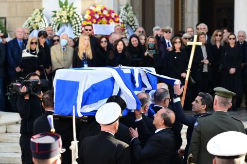 Το φέρετρο του Κώστα Σημίτη τυλιγμένο με την ελληνική σημαία