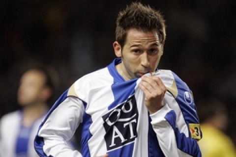 Espanyol's Raul Tamudo celebrates his second goal during the Liga football match Espanyol vs Villarreal at the Olimpic staduim in Barcelona, 05 January 2007.   AFP PHOTO / JOSEP LAGO (Photo credit should read JOSEP LAGO/AFP/Getty Images)