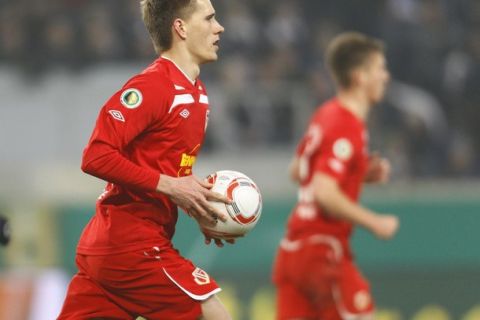 Nils Petersen of FC Energie Cottbus runs with the ball after scoring a goal by penalty kick against MSV Duisburg during their German soccer cup DFB Pokal semi-final soccer match in the western German city of Duisburg March 1, 2011.   REUTERS/Wolfgang Rattay   (GERMANY - Tags: SPORT SOCCER) DFB RULES PROHIBIT USE IN MMS SERVICES VIA HANDHELD DEVICES UNTIL TWO HOURS AFTER A MATCH AND ANY USAGE ON INTERNET OR ONLINE MEDIA SIMULATING VIDEO FOOTAGE DURING THE MATCH