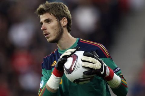 Spain's David de Gea holds the ball during their European Under-21 Championship soccer match against England in Herning, June 12, 2011.  REUTERS/Darren Staples  (DENMARK - Tags: SPORT SOCCER)