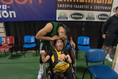 Άρης - Παναθηναϊκός AKTOR: Το φιλί του Σλούκα σε φίλο των κιτρινόμαυρων σε αναπηρικό αμαξίδιο 