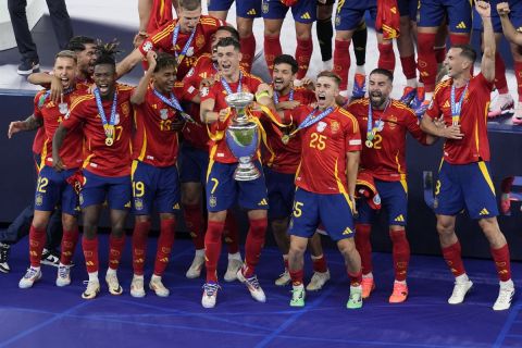 Spain's Alvaro Morata lifts the trophy after winning the final match against England at the Euro 2024 soccer tournament in Berlin, Germany, Sunday, July 14, 2024. (AP Photo/Thanassis Stavrakis)