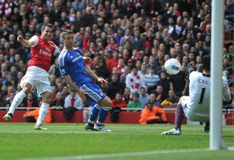 SPT_GCK_210412_Football Barclays premier league, Arsenal V Chelsea, Picture Graham Chadwick. Robin Van Persie attempt on goal during the 2nd half