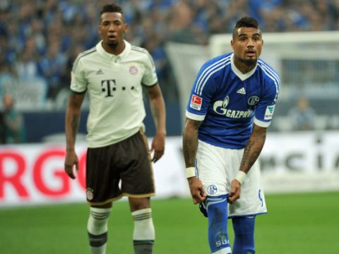 Fußball Bundesliga, 6. Spieltag, FC Schalke 04 - Bayern München am 21.09.2013 in der VeltinsArena in Gelsenkirchen (Nordrhein-Westfalen). Münchens Jerome Boateng (l) steht neben seinem Halbbruder, dem Schalker Kevin-Prince Boateng. Foto: Jan-Philipp Strobel/dpa (Wichtiger Hinweis: Aufgrund der Akkreditierungsbestimmungen der DFL ist die Publikation und Weiterverwertung im Internet und in Online-Medien während des Spiels auf insgesamt fünfzehn Bilder pro Spiel begrenzt.)