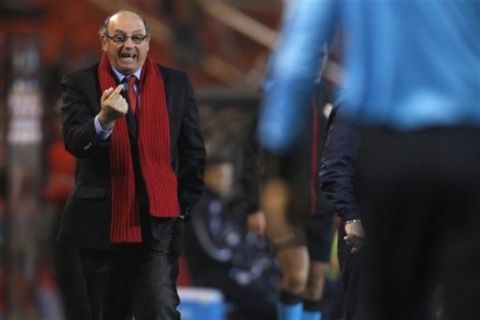 Peru's coach Sergio Markarian gestures towards the referee during a group C Copa America soccer match against Chile in Mendoza, Argentina, Tuesday, July 12, 2011. (AP Photo/Roberto Candia)