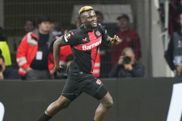 Leverkusen's Victor Boniface celebrates after scoring his side's second goal during the Europa League quarterfinals first leg soccer match between Bayer 04 Leverkusen and West Ham United at the BayArena in Leverkusen, Germany, Thursday, April 11, 2024. (AP Photo/Martin Meissner)