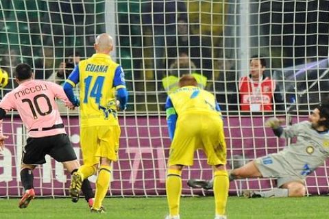 Il portiere del Chievo Lorenzo Squizzi (D) battuto su rigore dall'attaccante del Palermo Fabrizio Miccoli (s), che si era procurato il penalty, oggi, 12 gennaio 2011, allo stadio Renzo Barbera di Palermo. E' l'episodio decisivo dell'incontro. Il Palermo batte per 1-0 il Chievo e si qualifica per i quarti di finale della Coppa Italia dove affrontera' il Parma. ANSA/ MIKE PALAZZOTTO