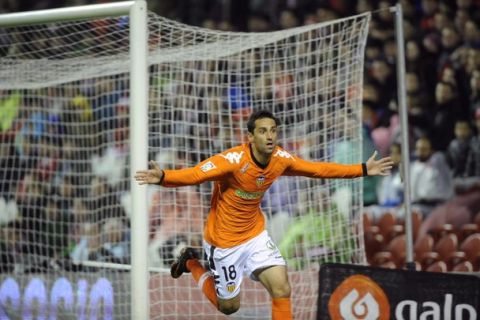 Valencia's Jonas Goncalves celebrates a goal against Athetic Bilbao during their Spanish first division soccer match at San Mames stadium in Bilbao February 27, 2011.  REUTERS/Vincent West (SPAIN - Tags: SPORT SOCCER)