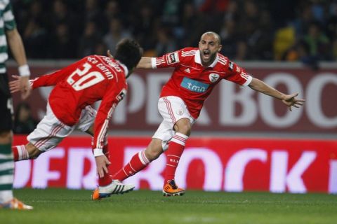 Benfica's Nico Gaitan (20) celebrates his goal against Sporting with team mate Carlos Martins during their Portuguese Premier League soccer match held at Alvalade stadium in Lisbon,  February 21, 2011. REUTERS/Hugo Correia (PORTUGAL - Tags: SPORT SOCCER)