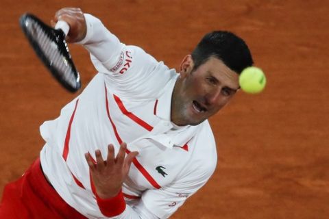 Ο Νόβακ Τζόκοβιτς σερβίρει στο Roland Garros