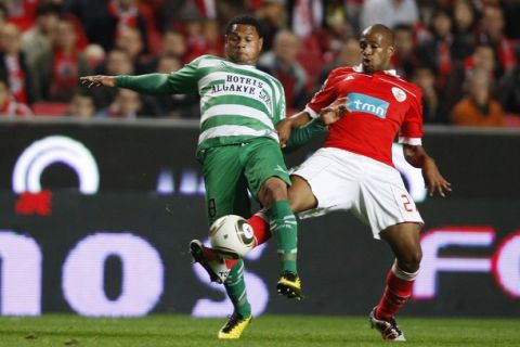 Benfica's Sidnei Junior (R) fights for the ball with Naval's Fabio Junior during their Portuguese Premier League soccer match at Luz stadium in Lisbon November 14, 2010. REUTERS/Hugo Correia (PORTUGAL - Tags: SPORT SOCCER)