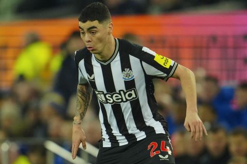 Newcastle's Miguel Almiron controls the ball during the English Premier League soccer match between Everton and Newcastle, at Goodison Park Stadium, in Liverpool, England, Thursday, Dec. 7, 2023. (AP Photo/Jon Super)