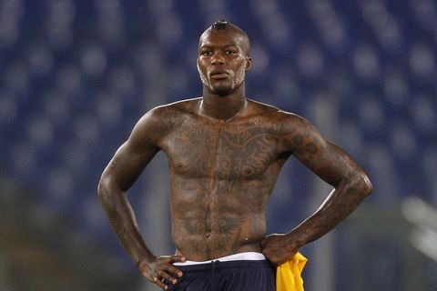 Lazio's Djibril Cisse reacts at the end of the Europa League soccer match against FC Vaslui at the Olympic stadium in Rome September 15, 2011. REUTERS/Max Rossi  (ITALY - Tags: SPORT SOCCER TPX IMAGES OF THE DAY)