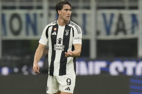 Juventus' Dusan Vlahovic celebrates after scoring his side's opening goal during a Serie A soccer match between Inter Milan and Juventus at the San Siro stadium in Milan, Italy, Sunday, Oct. 27, 2024. (AP Photo/Luca Bruno)